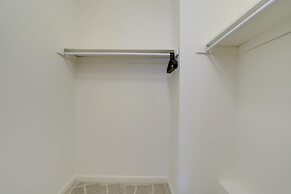 Charming Elegance Crystal City Apartment