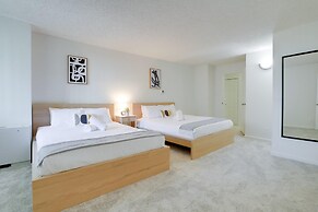 Charming Elegance Crystal City Apartment