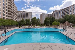 Fantastic Condo with Gym in Crystal City