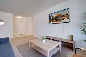 Fantastic Condo with Gym in Crystal City