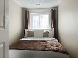 Private Guest House With En-suite, no Full Kitchen