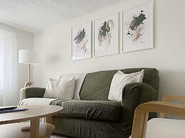 Private Guest House With En-suite, no Full Kitchen