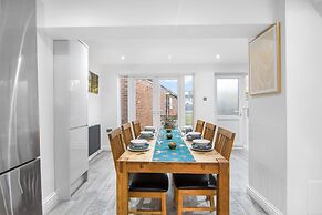3 Bed House - Sleeps 5 - Garden - Parking
