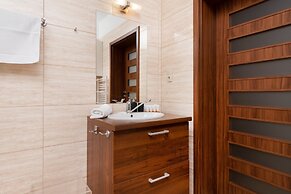 Willa 4 Pory Roku Apartment by Renters