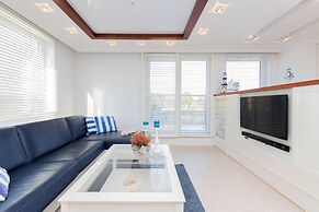 Sailor Apartment by Renters Prestige