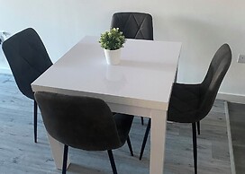 1br-sleeps3-parking-nearcitycentre-shoppingcentre