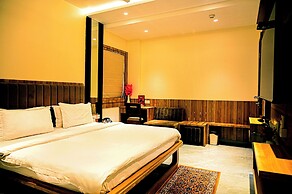 Hotel Cresent Near Assi Ghat