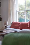 Beautiful & Spacious Flat with Patio