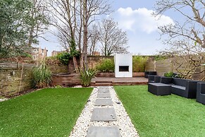 Beautiful & Spacious Flat with Patio