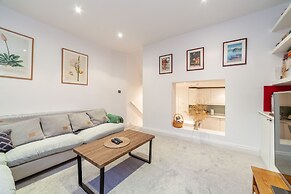 Beautiful & Spacious Flat with Patio