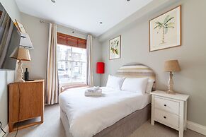 Beautiful & Spacious Flat with Patio