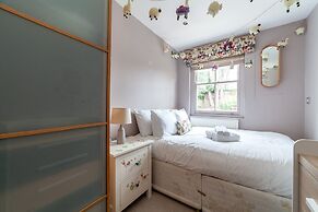 Beautiful & Spacious Flat with Patio