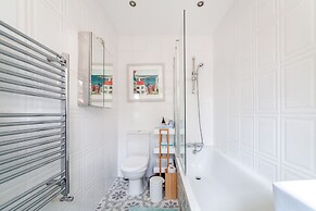 Beautiful & Spacious Flat with Patio