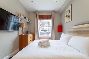 Beautiful & Spacious Flat with Patio