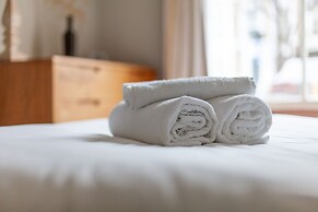 Beautiful & Spacious Flat with Patio