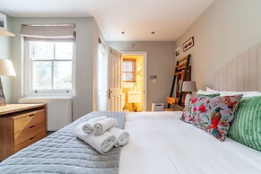 Beautiful & Spacious Flat with Patio