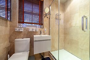 Beautiful & Spacious Flat with Patio