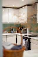 Beautiful & Spacious Flat with Patio