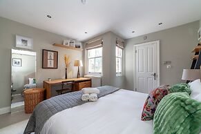 Beautiful & Spacious Flat with Patio