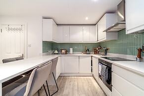 Beautiful & Spacious Flat with Patio