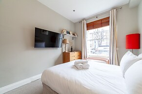 Beautiful & Spacious Flat with Patio