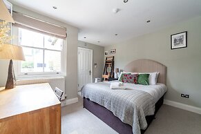 Beautiful & Spacious Flat with Patio