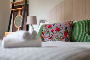 Beautiful & Spacious Flat with Patio