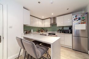 Beautiful & Spacious Flat with Patio