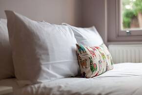 Beautiful & Spacious Flat with Patio