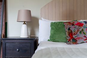 Beautiful & Spacious Flat with Patio