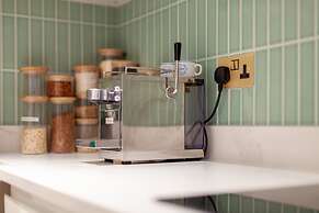 Beautiful & Spacious Flat with Patio