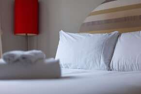 Beautiful & Spacious Flat with Patio