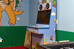 Themed Rooms Free Access To Resort Waterpark! 4 Bedroom Home by RedAwn