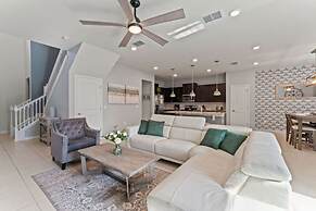 Themed Rooms Free Access To Resort Waterpark! 4 Bedroom Home by RedAwn