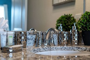 Themed Rooms Free Access To Resort Waterpark! 4 Bedroom Home by RedAwn