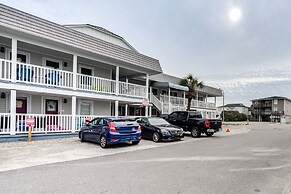 North Myrtle Beach Studio w/ Pool: Walk to Shore!