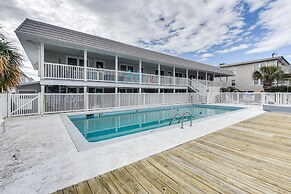 North Myrtle Beach Studio w/ Pool: Walk to Shore!