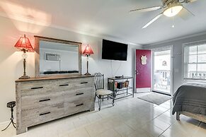 North Myrtle Beach Studio w/ Pool: Walk to Shore!