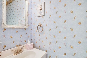 Breezy Pine Knoll Shores Escape: Walk to Beaches!