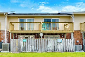 Breezy Pine Knoll Shores Escape: Walk to Beaches!