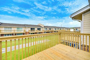 Breezy Pine Knoll Shores Escape: Walk to Beaches!