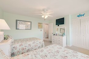 Breezy Pine Knoll Shores Escape: Walk to Beaches!