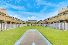 Breezy Pine Knoll Shores Escape: Walk to Beaches!