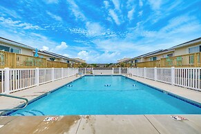 Breezy Pine Knoll Shores Escape: Walk to Beaches!