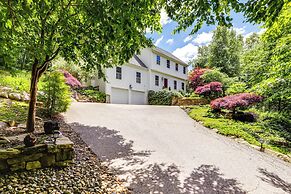 Mystic Retreat w/ Patio & Grill: Walk to River!