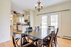 Mystic Retreat w/ Patio & Grill: Walk to River!