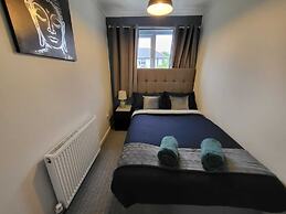 Cozy 3-Bed Family Home with Free Parking