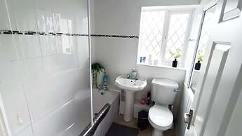 Cozy 3-Bed Family Home with Free Parking