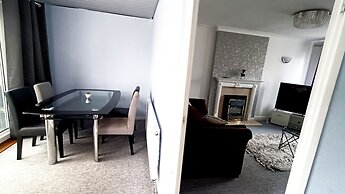 Cozy 3-Bed Family Home with Free Parking