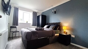 Cozy 3-Bed Family Home with Free Parking